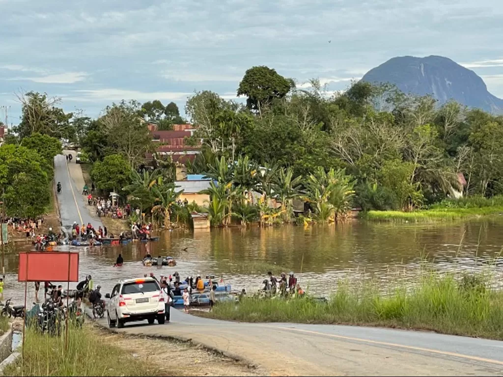 Banjir merendam dan memutus ruas jalan Sintang-Putussibau di Kabupaten Sintang, Kalimantan Barat. (ANTARA FOTO/Jane Elisabeth Wuysang)