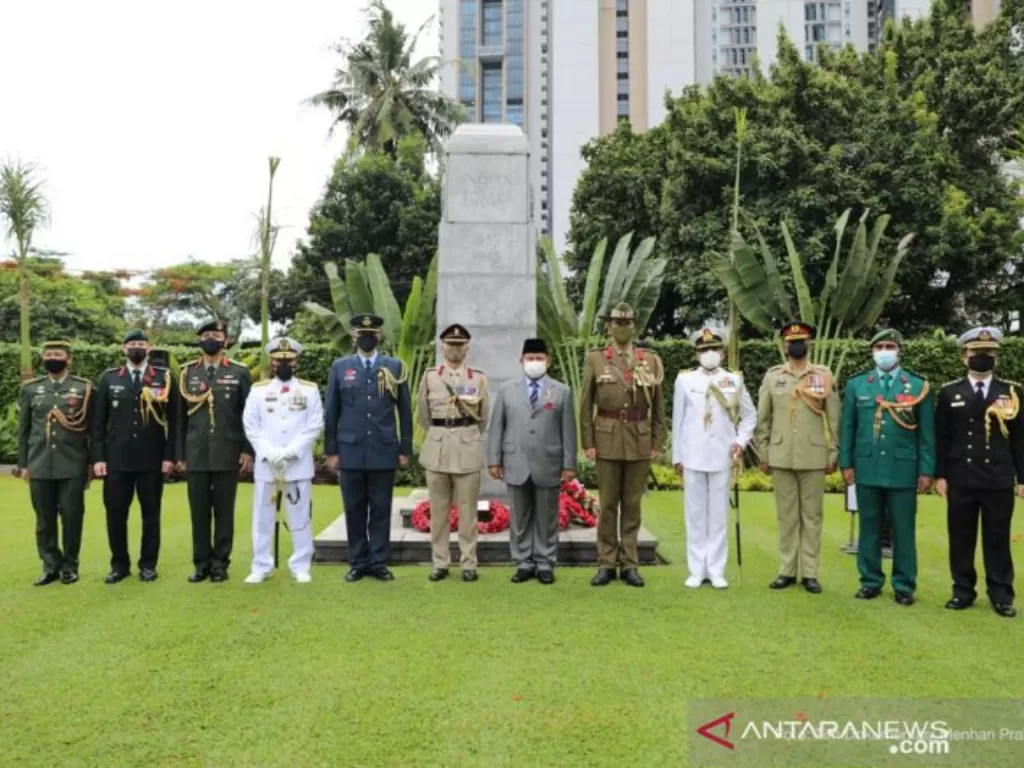Sesi foto bersama peringatan Remembrance Sunday di Tempat Pemakaman Umum (TPU) Menteng Pulo, Jakarta, Minggu (14/11/2021). (ANTARA/HO-Humas Kementerian Pertahanan)