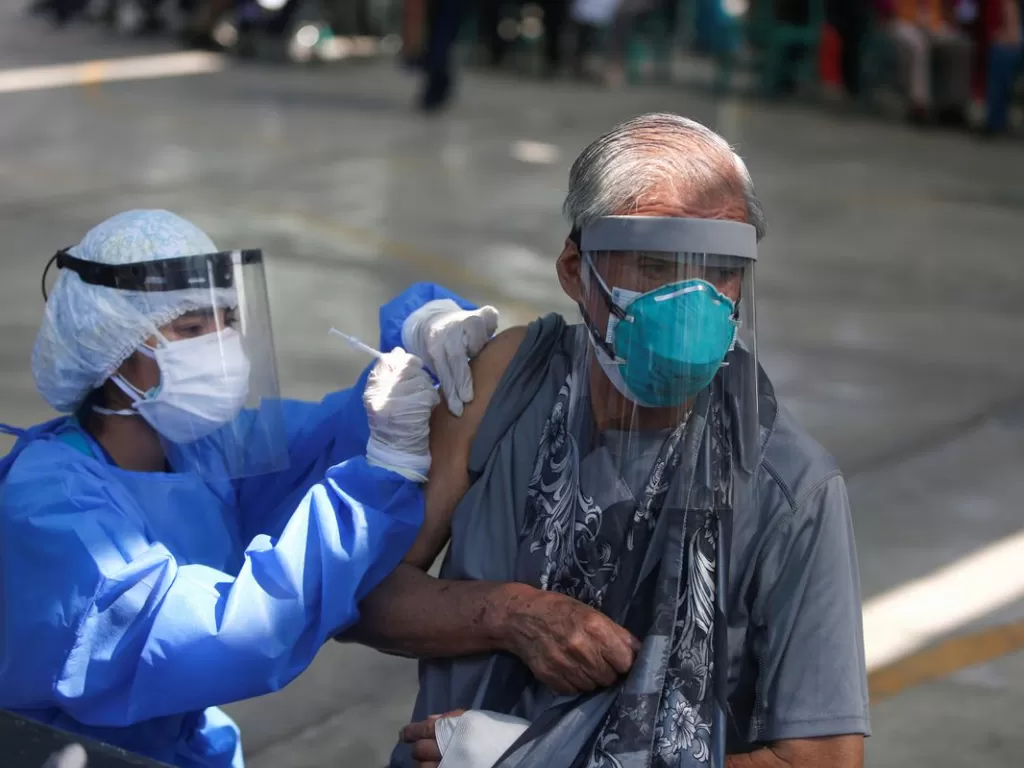Seorang warga mendapat suntikan vaksin Covid-19 di Lima, Peru, 23 Maret 2021. (REUTERS/Sebastian Castaneda)