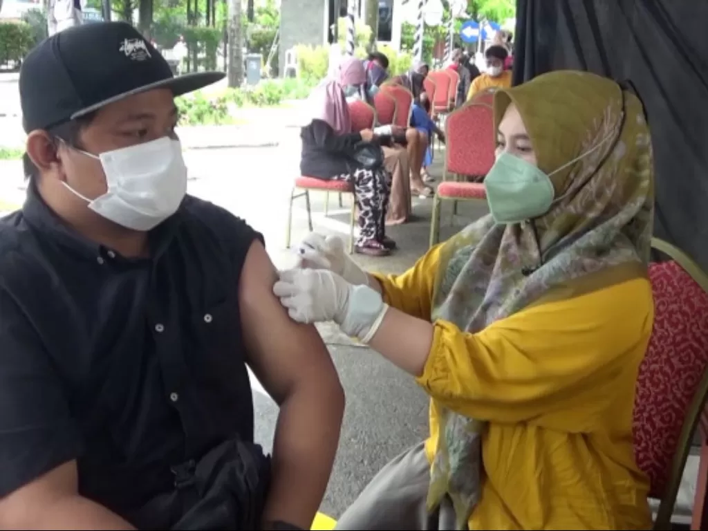 Petugas menyuntikkan vaksin ke seorang warga di Enrekang. (Antara foto)