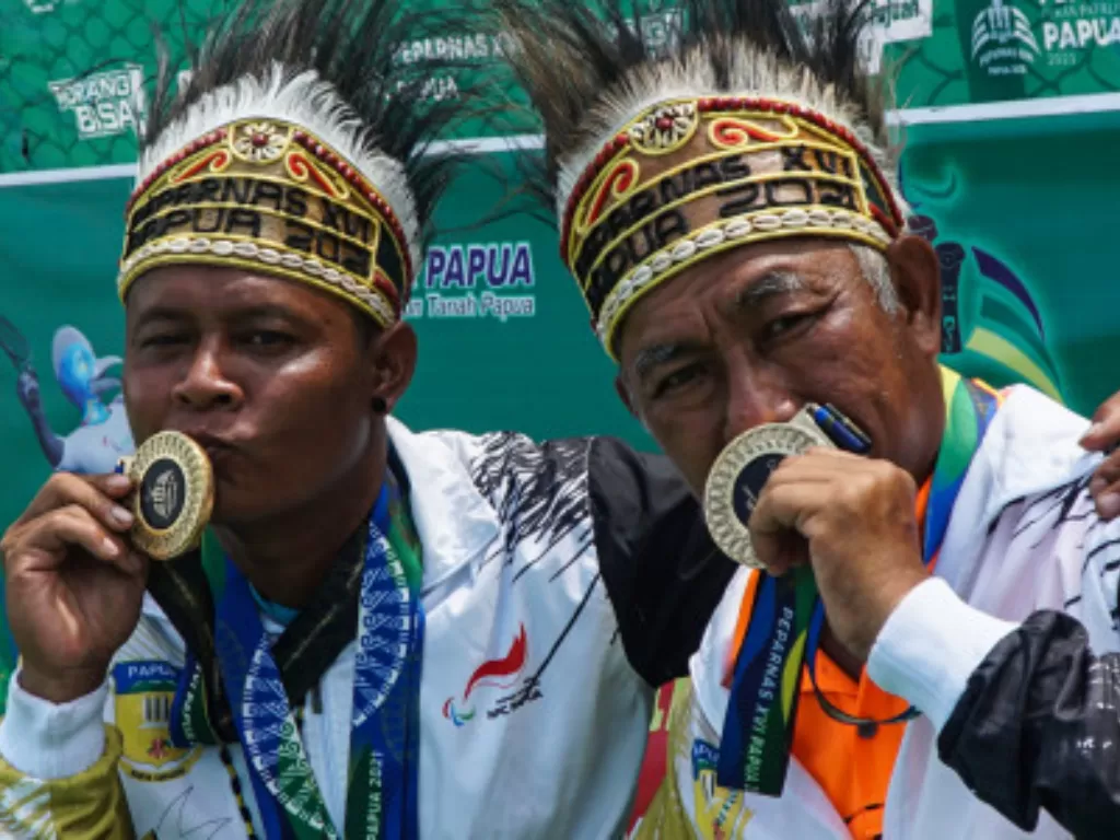 Petenis Papua peraih medali emas (ANTARA FOTO/Indrayadi TH)