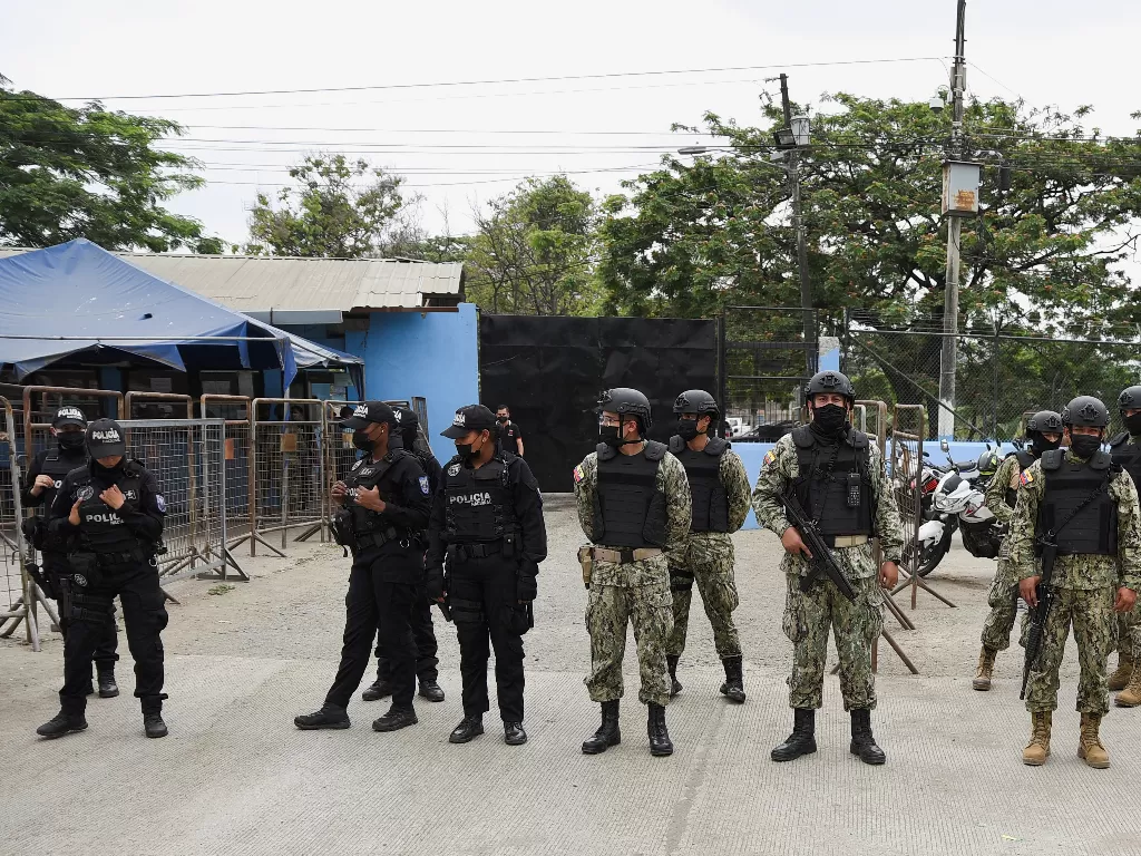 Polisi dan personel militer berjaga di luar penjara Penitenciaria del Litoral tempat para tahanan terbunuh dan terluka dalam kekerasan semalam, di Guayaquil, Ekuador 13 November 2021. (photo/REUTERS/Vicente Gaibor del Pino)