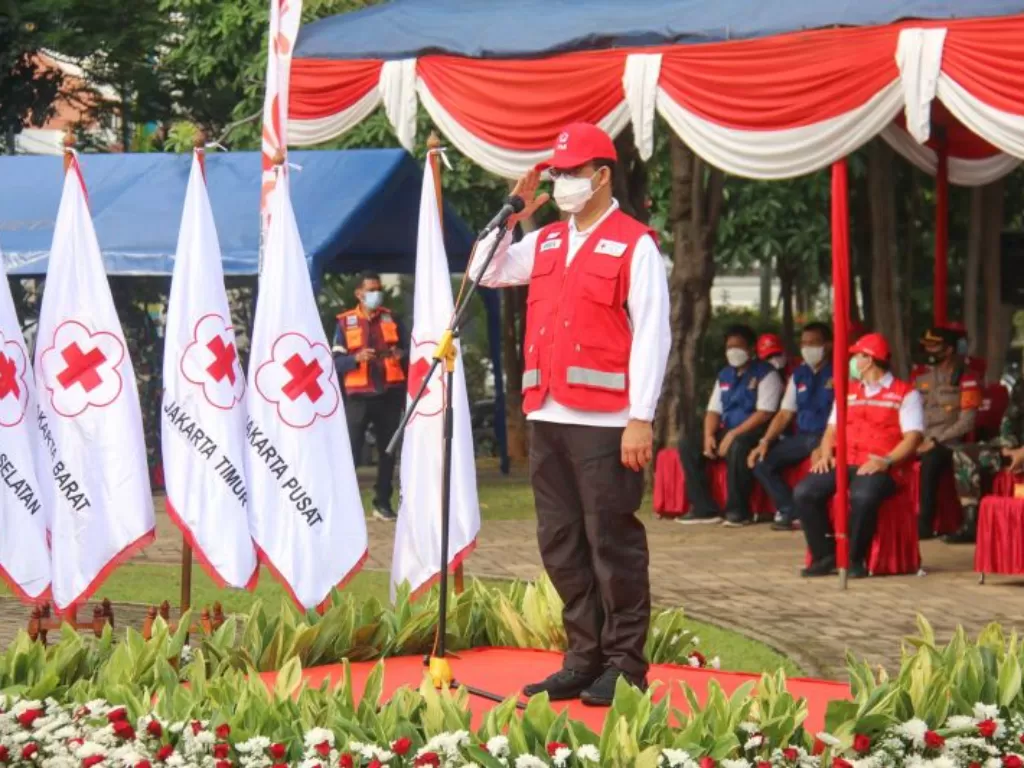 Gubernur DKI Jakarta Anies Baswedan memimpin apel kesiapsiagaan bencana di Taman Kota Waduk Pluit, Jakarta Utara, Minggu (14/11/2021). (Foto: ANTARA/Kominfotik Jakarta Utara)