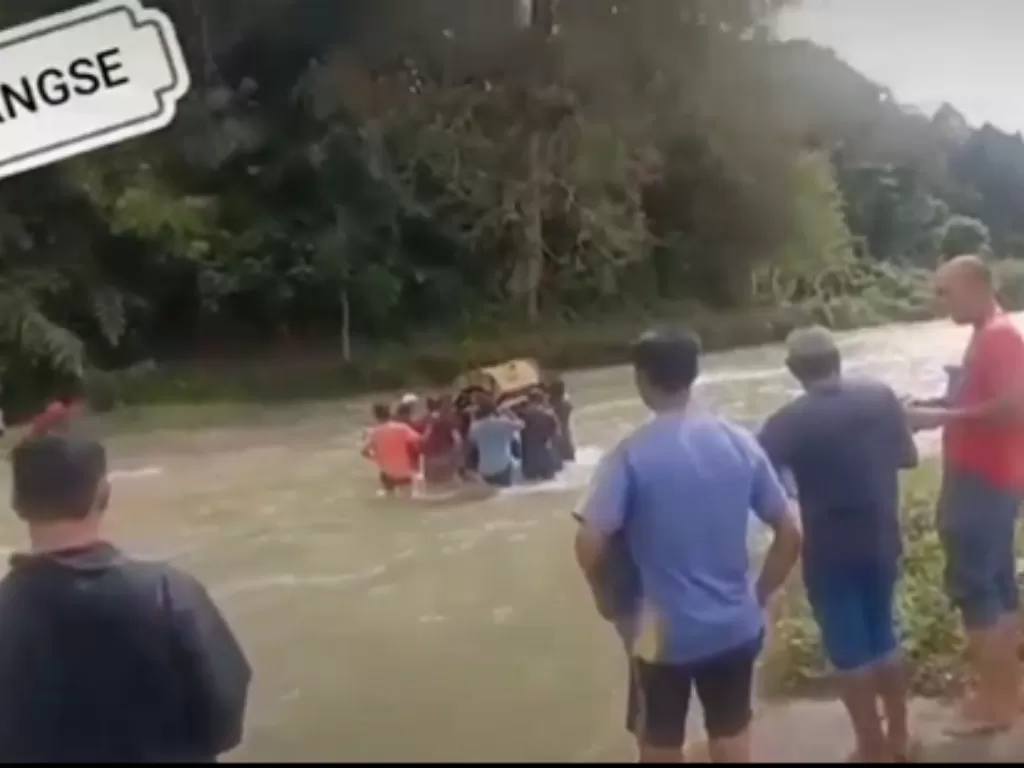 Cuplikan video warga aceh gotong jenazah terjang arus sungai. (photo/Instagram/@aceh.viral)