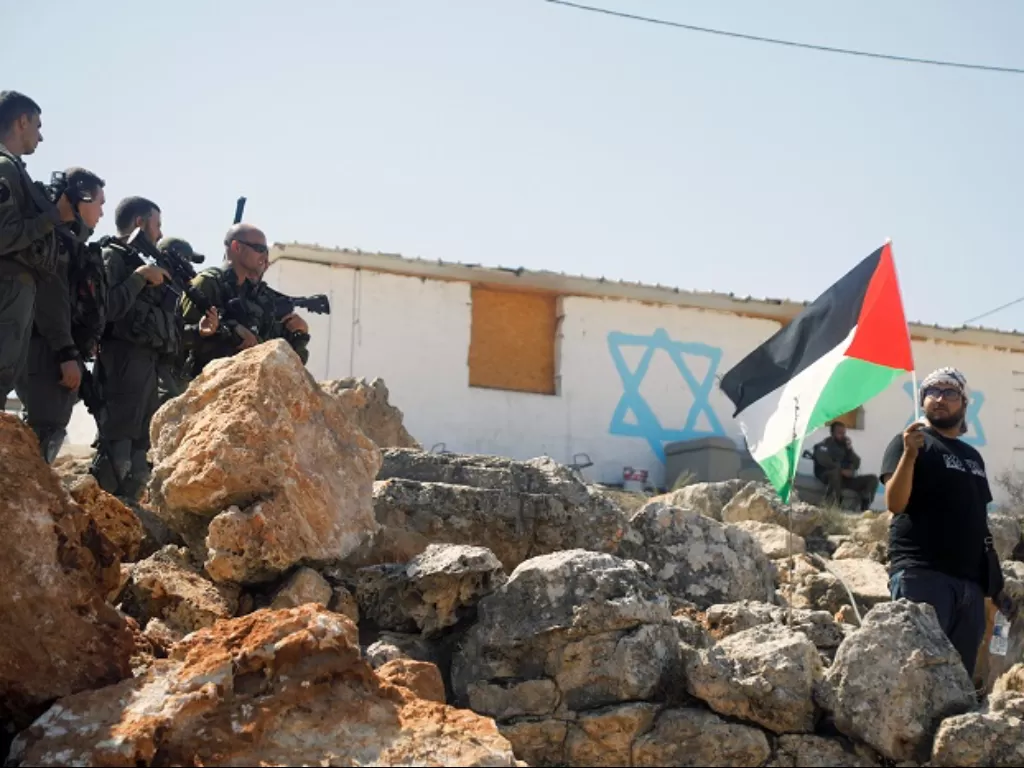 Tentara Israel menjaga perbatasan mereka dengan Palestina. (REUTERS)