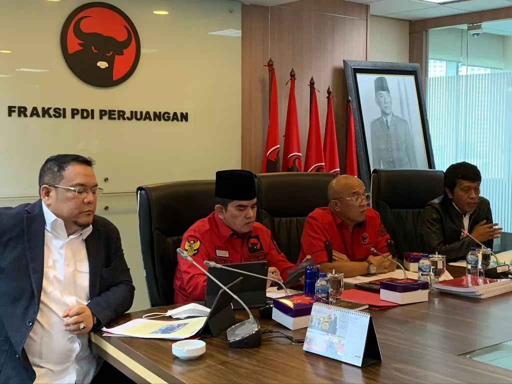 Fraksi PDIP berikan keterangan pasca kebakaran tangki di kilang minyak pertamina Cilacap, Jawa Tengah. (INDOZONE/Harits Tryan Akhmad)