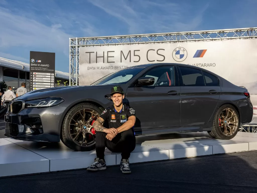 Fabio Quartararo bersama mobil BMW M5 CS pemberian BMW M Award (photo/BMW)
