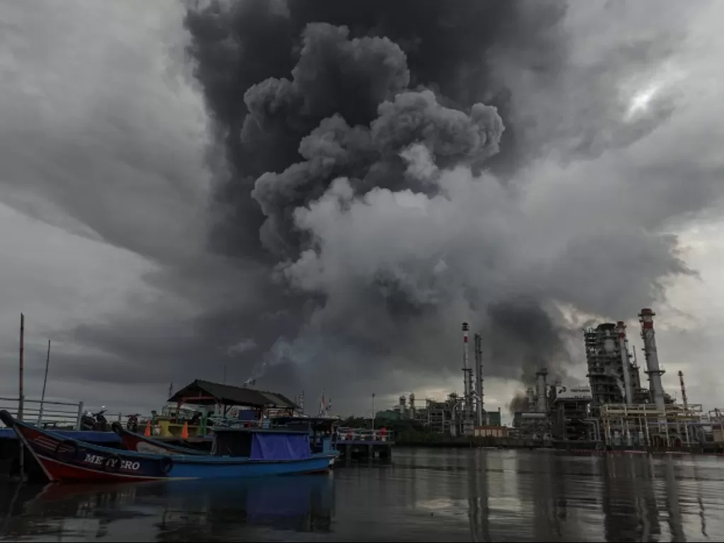 Kepulan asap terlihat dari tangki 36 T 102 yang terbakar di Kilang Pertamina Internasional RU IV Cilacap, Jawa Tengah. (ANTARA FOTO/Idhad Zakaria)