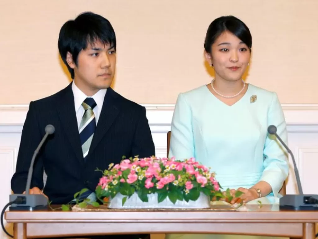 Kei Komuro dan Putri Mako saat mengumumkan pertunangan di Tokyo, Jepang, 3 September 2017. (REUTERS/Shizuo Kambayashi/Pool)