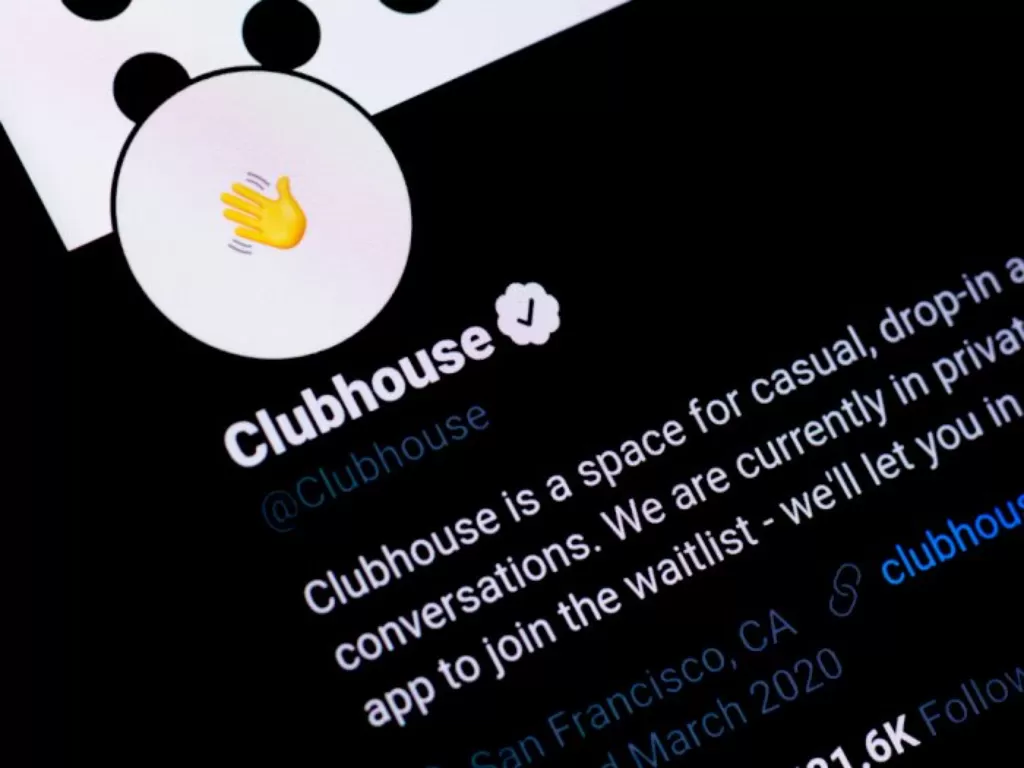 Tampilan logo Clubhouse di halaman Twitter resminya. (Unsplash/Prithivi Rajan)