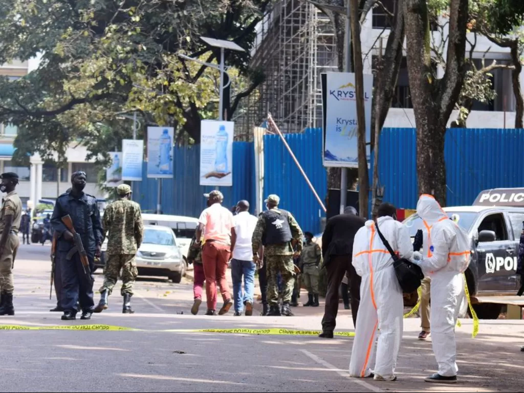 Polisi Uganda dan ahli ledakan mengamankan lokasi ledakan di Kampala, Uganda, Selasa 16 November 2021. (REUTERS/Abubaker Lubowa)