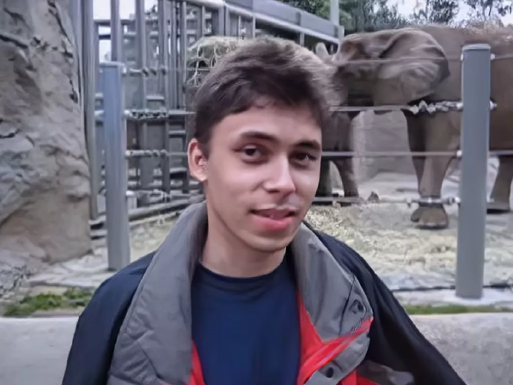 Salah satu pendiri YouTube, Jawed Karim di video Me at the zoo (photo/YouTube/jawed)