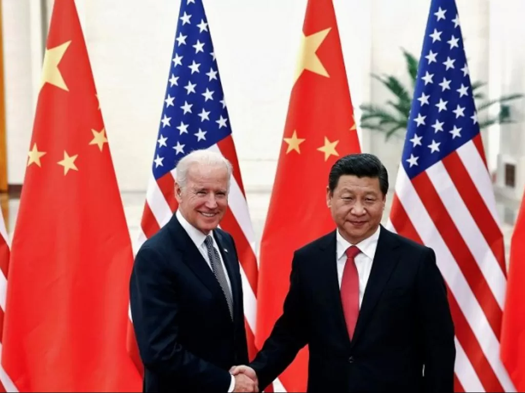 Presiden AS Joe Biden (kanan) bersalaman dengan Presiden China Xi Jianping (kiri). (REUTERS/Lintao Zhang)