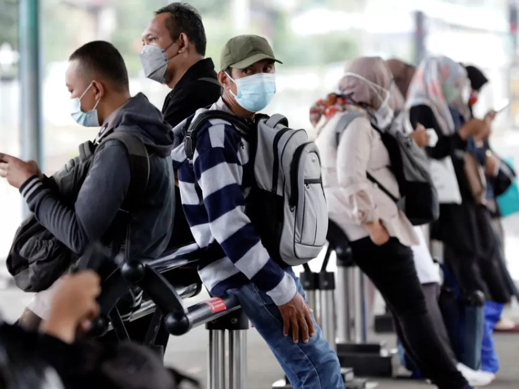 Warga mengantre di stasiun kereta di Jakarta, 13 September 2021. (REUTERS/Ajeng Dinar Ulfiana)