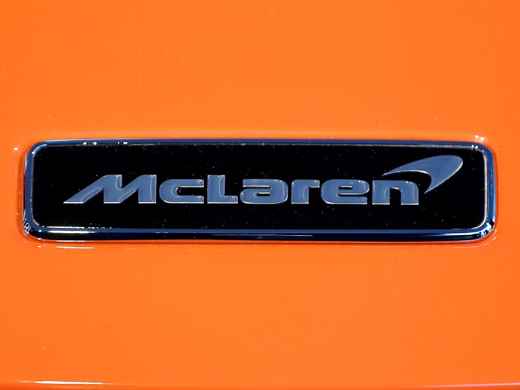 Tampilan logo perusahaan otomotif McLaren (photo/REUTERS/Peter Nicholls)