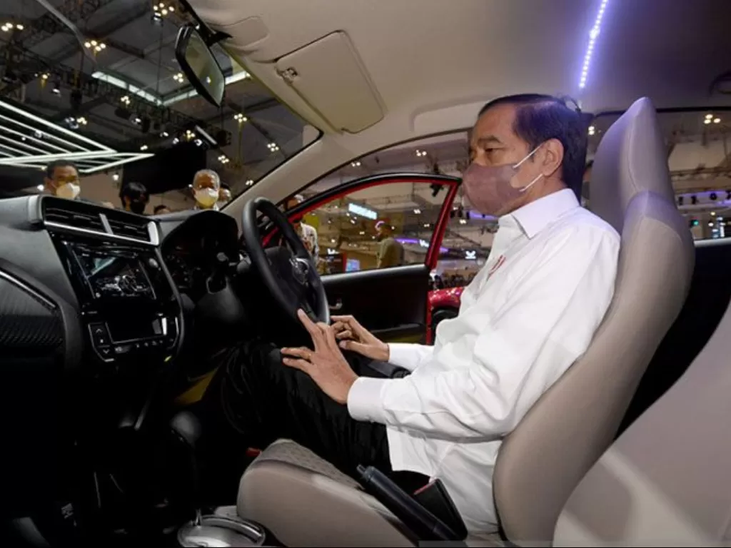 Jokowi di dalam salah satu mobil yang dipamerkan di Gaikindo Indonesia Internasional Auto Show (GIIAS) di Indonesia Convention Exhibition (ICE), BSD City, Rabu (17/11/2021) (Antara)