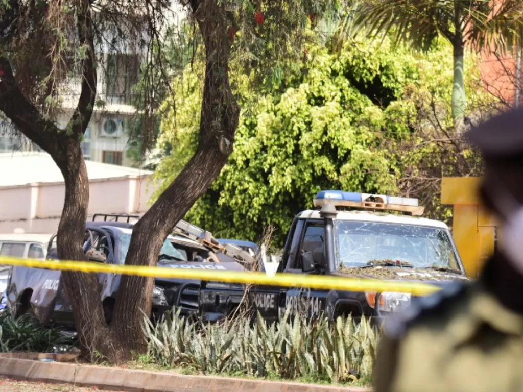 Mobil polisi jadi korban ledakan bom di ibu kota Uganda. (REUTERS/Abubaker Lubowa)