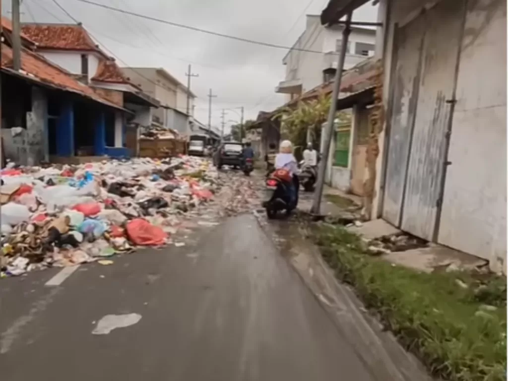  Cuplikan video tumpukkan sampah di jalanan madura. (photo/Istimewa)
