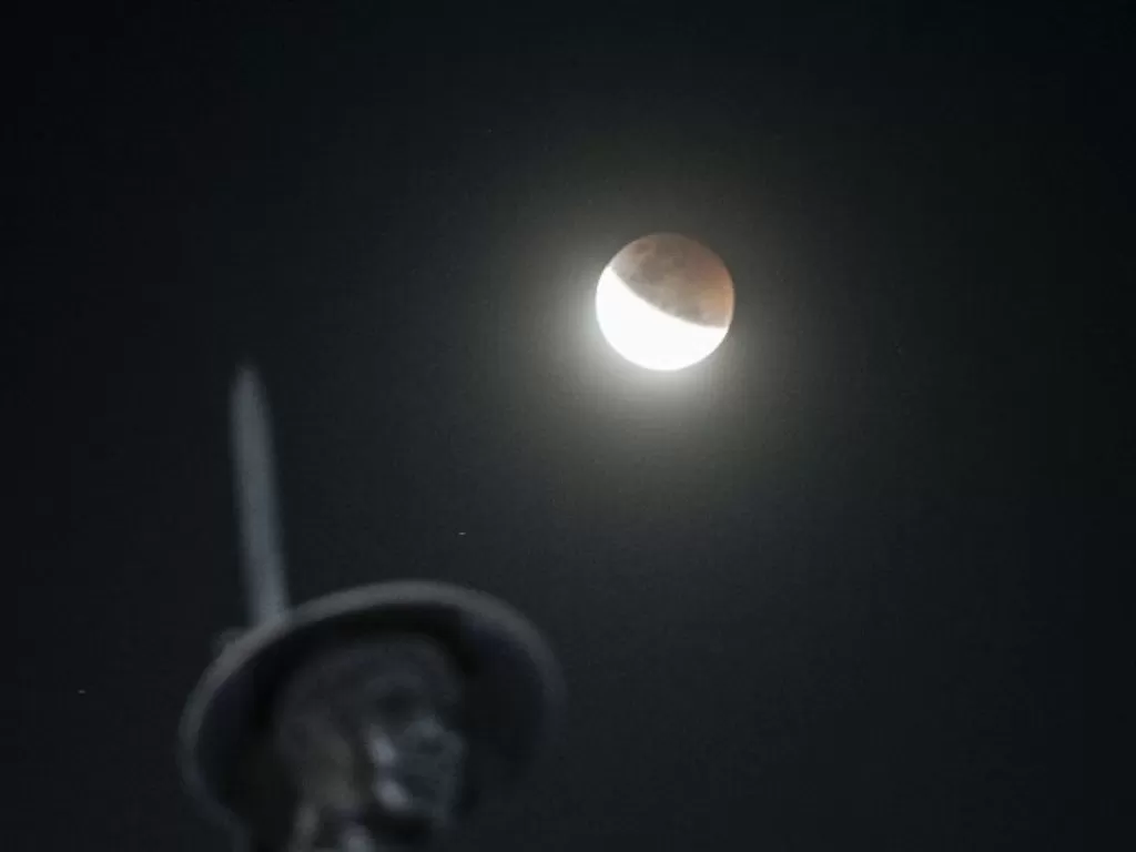 Fase gerhana bulan sebagian terlihat di kawasan Tugu Tani, Menteng, Jakarta, Rabu (26/5/2021). (ANTARA FOTO/Aprillio Akbar)