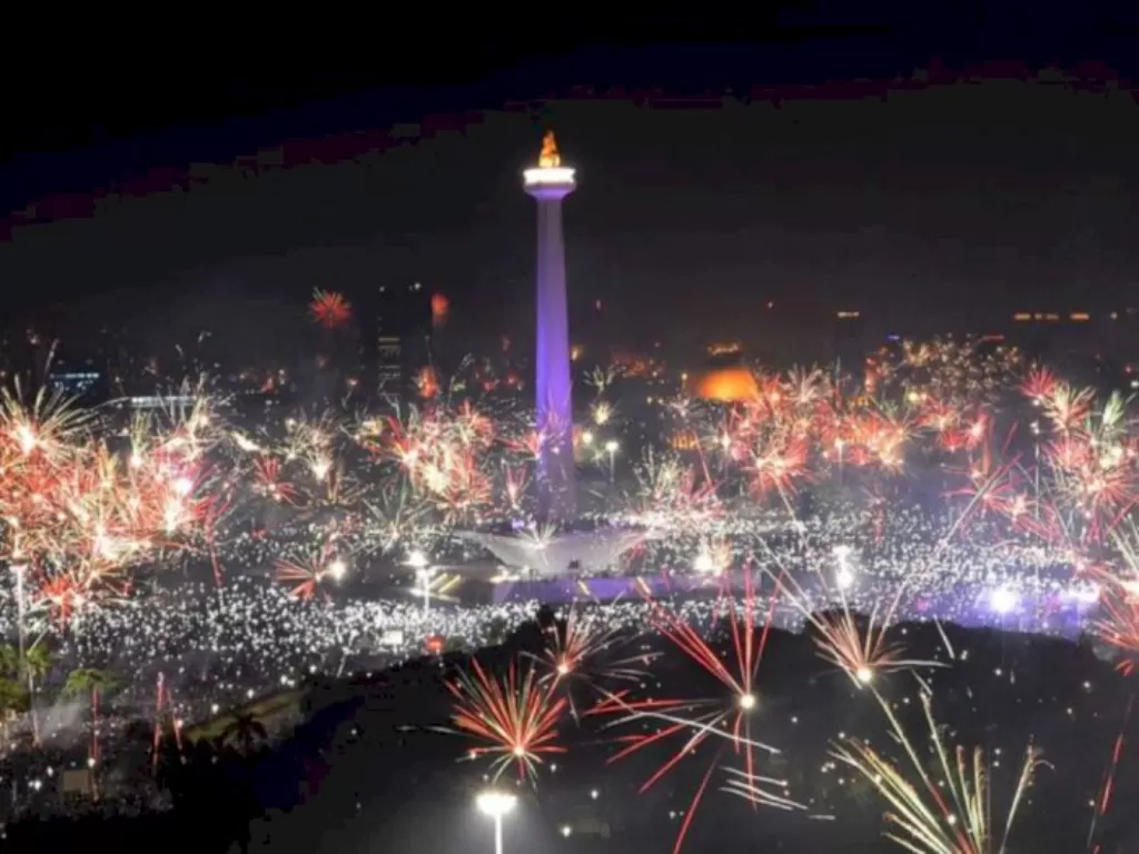 Suasanasaat pesta kembang api pada malam pergantian tahun baru 2018 di kawasan Monas, Jakarta Pusat, file foto. (photo/ANTARA FOTO/Wahyu Putro A/ilustrasi)