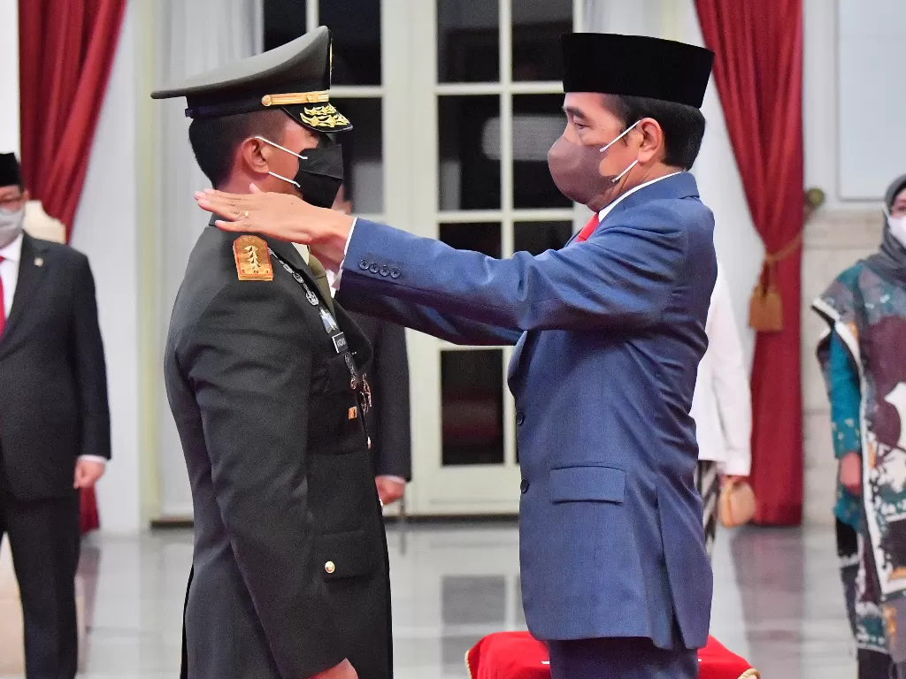 Presiden Jokowi melantik Andika Perkasa sebagai Panglima TNI. (photo/ANTARA FOTO/HO/Setpres-Agus Suparto)