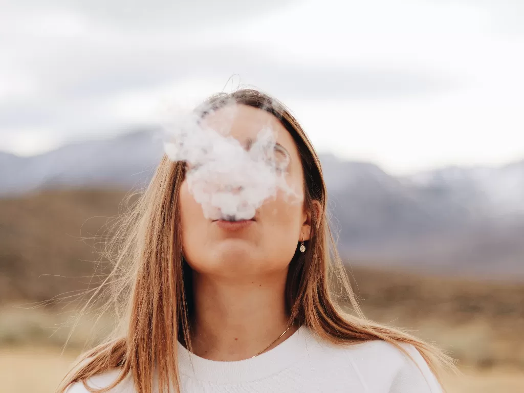 Ilustrasi wanita sedang merokok. (photo/Pexels/Megan Forbes/ilustrasi)