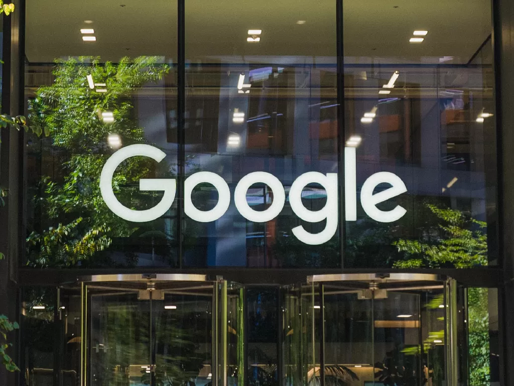 Tampilan logo perusahaan Google di salah satu kantornya (photo/Unsplash/Jonny Gios)