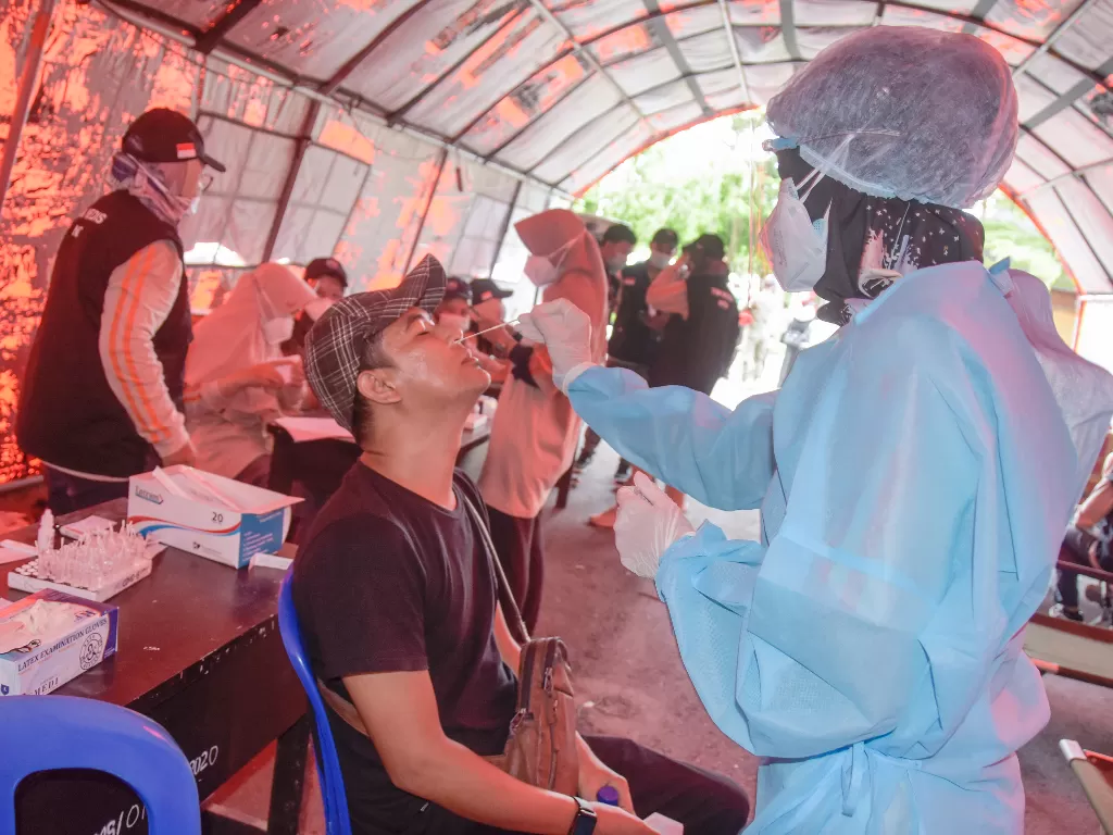 Seorang warga melakukan rapid test antigen (ANTARA FOTO/Ahmad Subaidi/aww.)