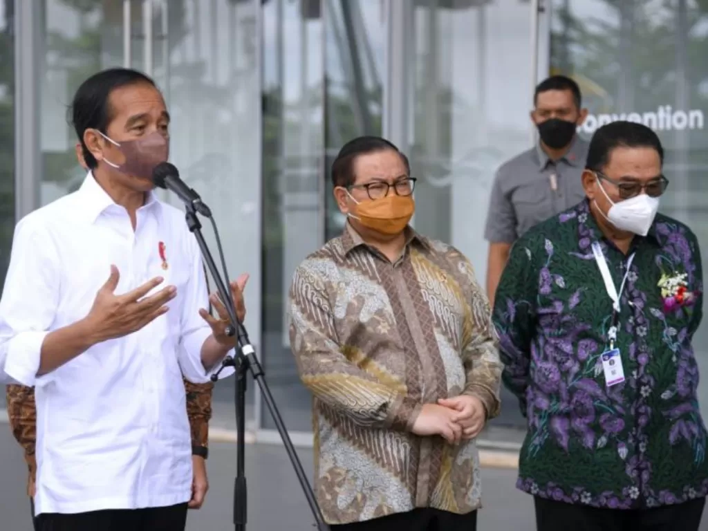 Presiden Joko Widodo (kiri) saat memberikan keterangan usai meninjau pameran Gaikindo Indonesia International Auto Show (GIIAS) 2021. (ANTARA/HO-Biro Pers Sekretariat Presiden/Lukas)