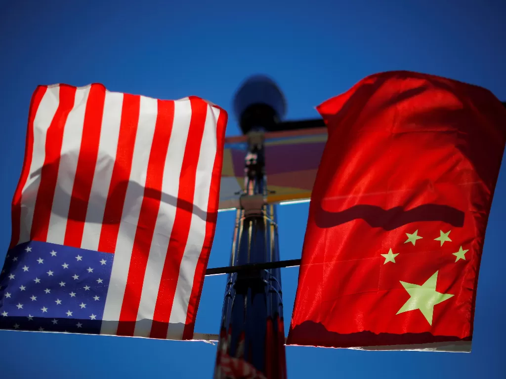 Bendera Amerika Serikat dan China. ( REUTERS/Brian Snyder)