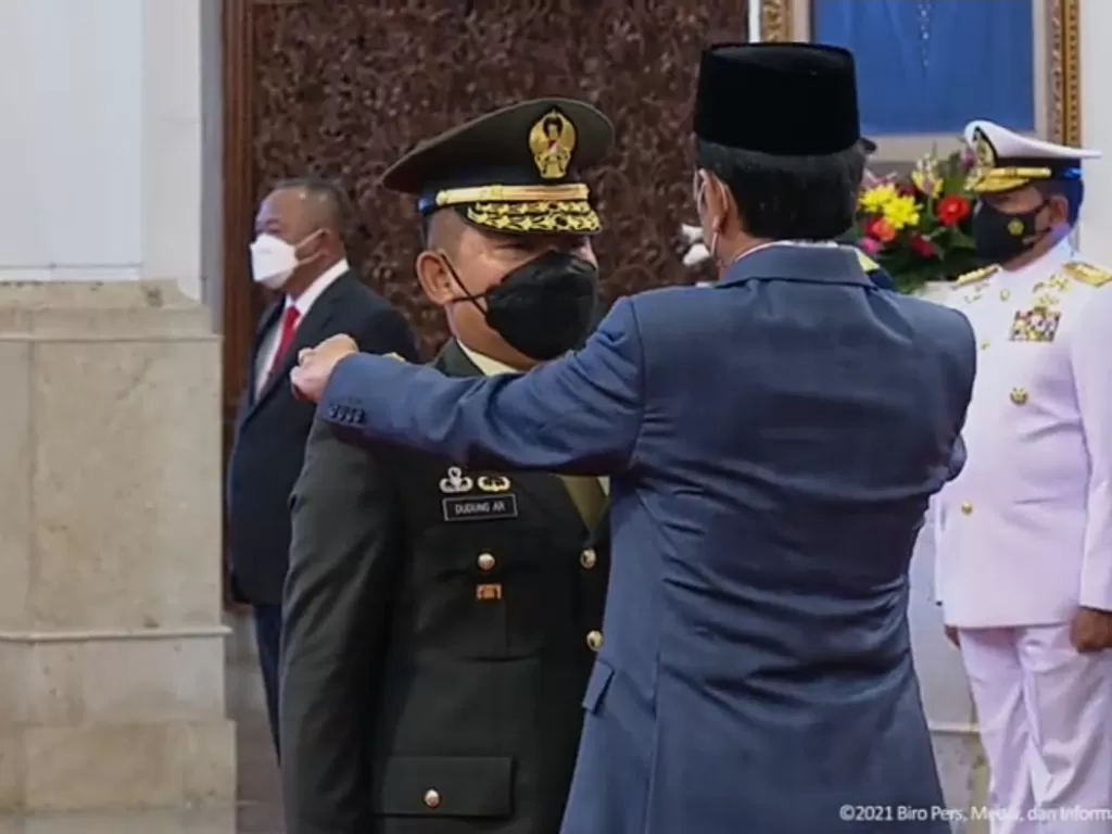 Presiden Jokowi lantik Andika Perkasa sebagai Panglima TNI, Rabu (17/11/2021). (Youtube Setpres)