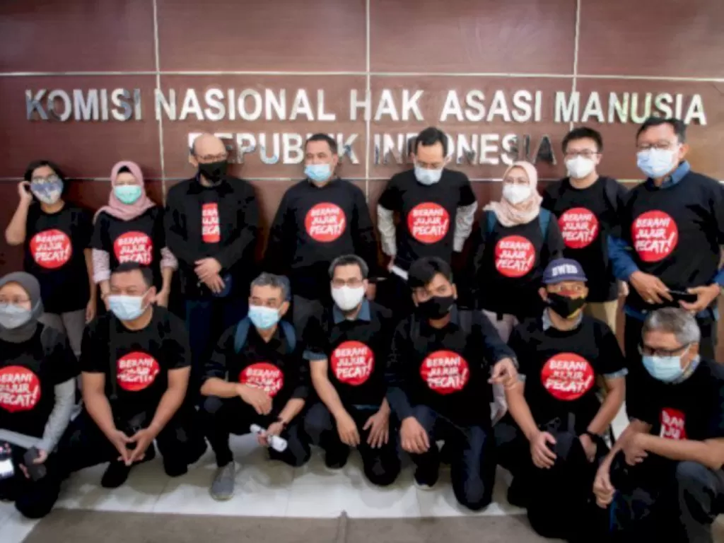 Perwakilan 57 pegawai KPK yang dinyatakan tidak lolos Tes Wawasan Kebangsaan (TWK). (ANTARA FOTO/M Risyal Hidayat)