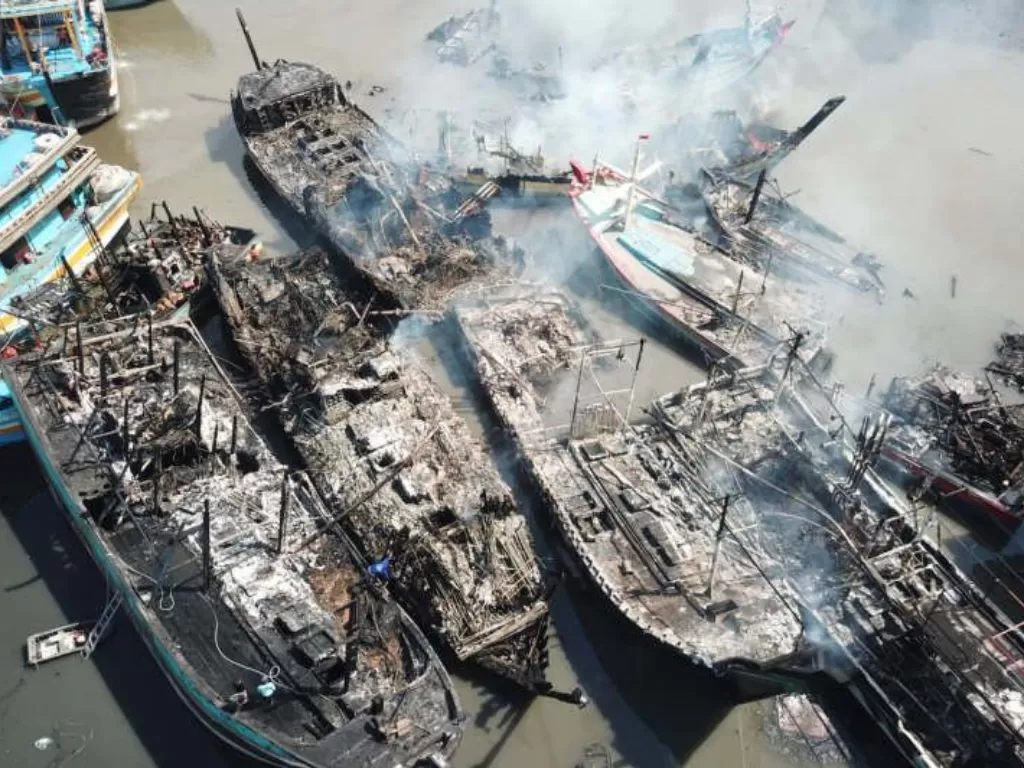  Bangkai kapal yang terbakar di galangan di Kota Tegal, Rabu. (ANTARA/ HO-Polres Kota Tegal)