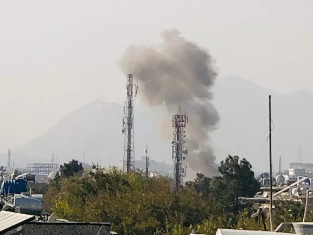 Kepulan asap terlihat usai terjadi ledakan di ibu kota Afghanistan, Kabul. (REUTERS/Handout)