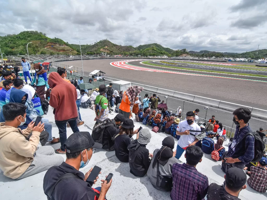 Sejumlah penonton berada di tribun sisi barat sirkuit untuk menonton gelaran balap motor. (ANTARA/Ahmad Subaidi)