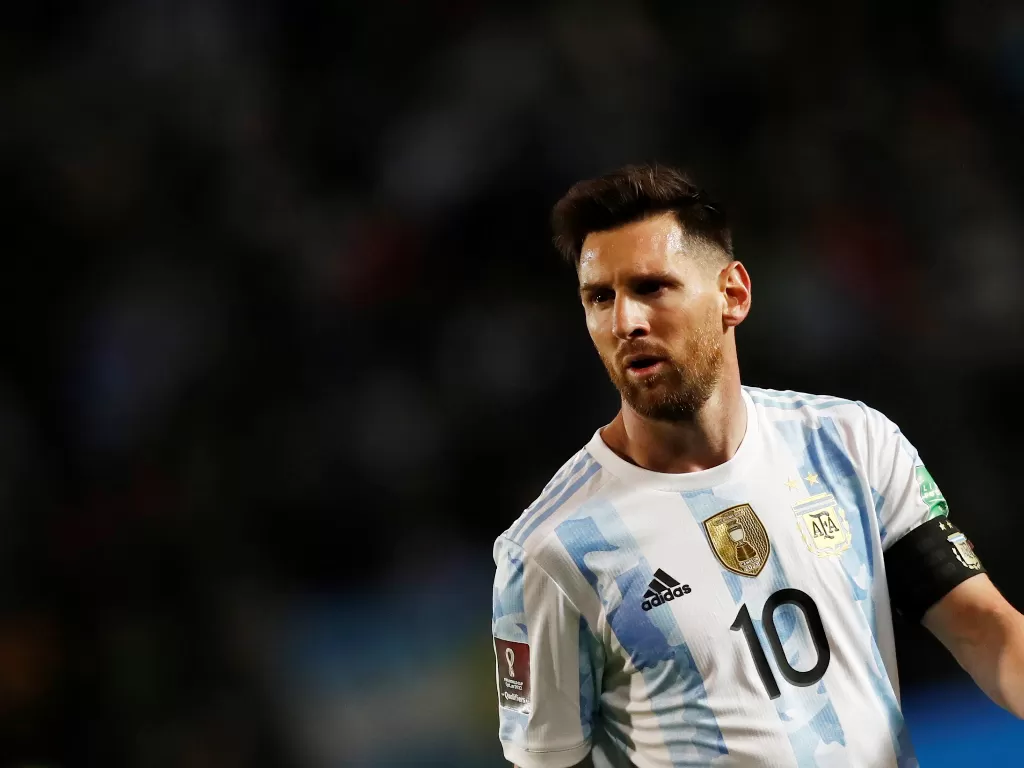 Lionel Messi saat membela Argentina di laga melawan Brasil. (REUTERS/Agustin Marcarian)
