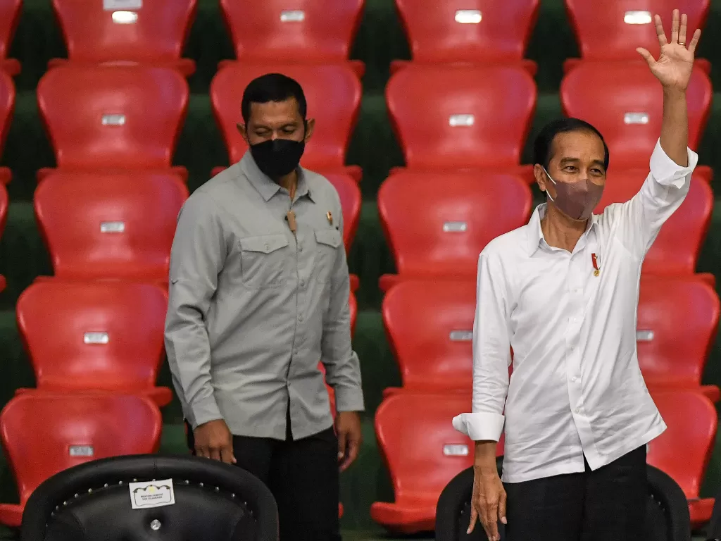 Presiden Joko Widodo (kanan) menyapa atlet Peparnas dan penonton saat berkunjung di Gor Cendrawasih, Jayapura, Papua, Sabtu (13/11/2021). ANTARA FOTO/Raisan Al Farisi/nym.