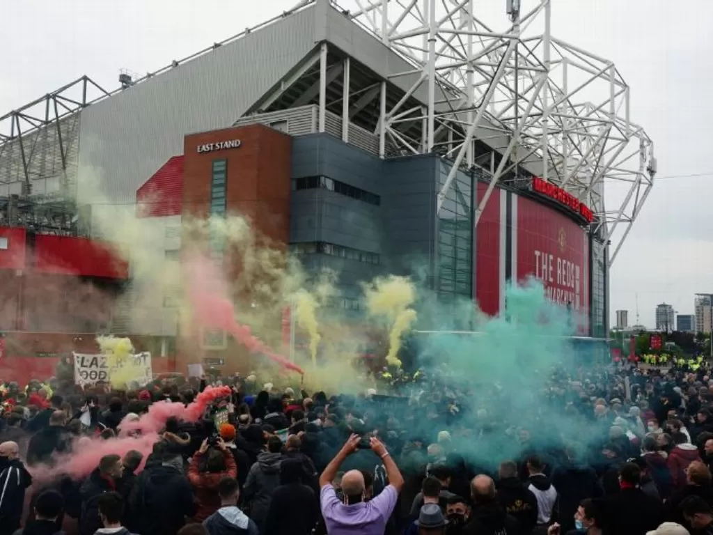 Kerusuhan sempat terjadi di luar markas Manchester United, Old Trafford (AP Photo/Jon Super)