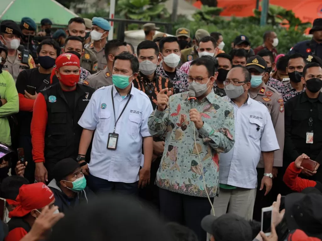 Gubernur DKI Jakarta Anies Baswedan temui massa demo buruh di depan Balai Kota DKI, Kamis (18/11/2021). (Dok. Istimewa)