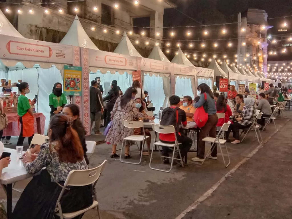 Suasana masyarakat yang menikmati kuliner UMKM di Pekan Kuliner Kondang Kesawan. (Photo/Indozone.id/M. Rio Fani)