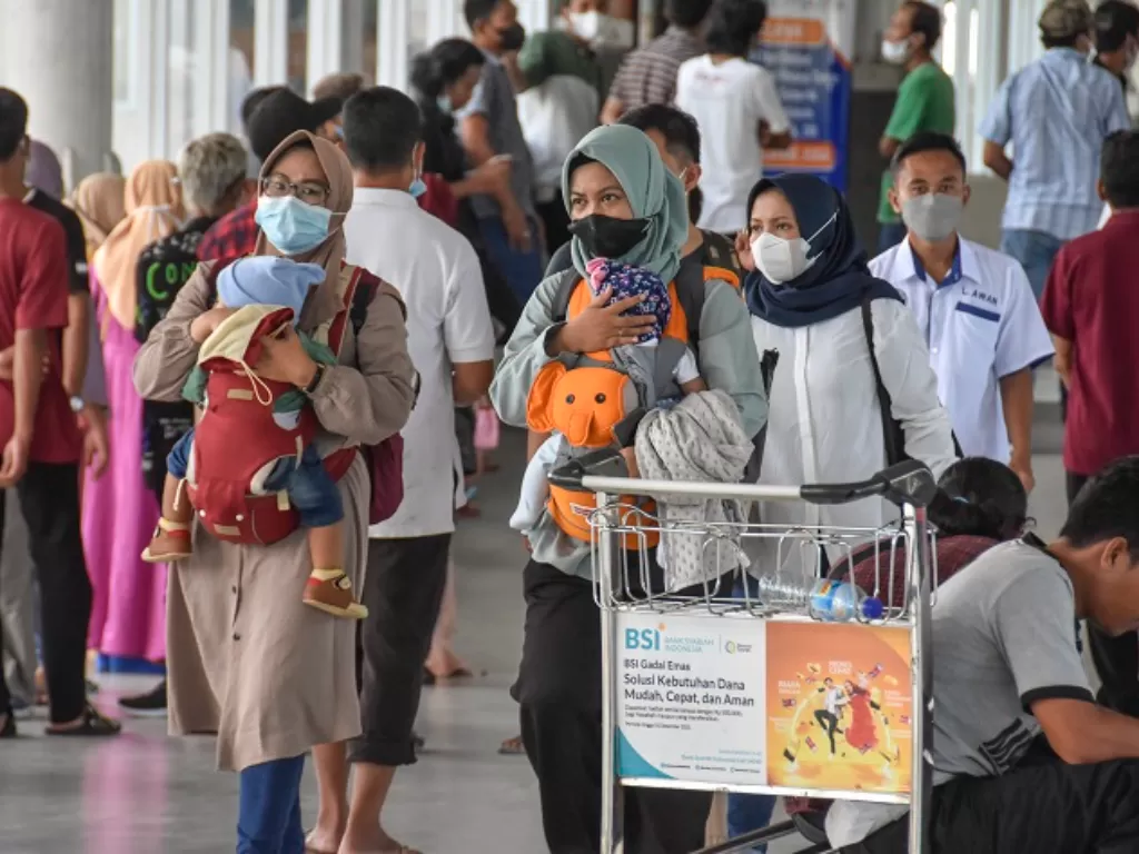 Sejumlah wisatawan berjalan keluar dari terminal kedatangan di Bandara Internasional Lombok. (ANTARA FOTO/Ahmad Subaidi)