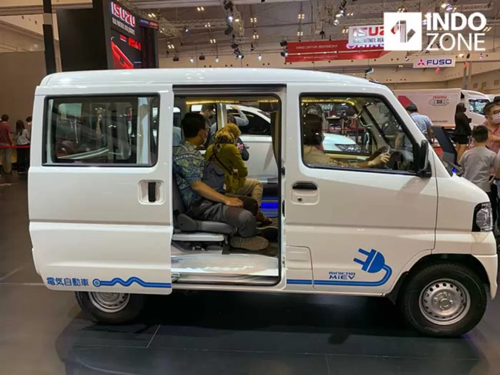 Masyarakat melihat mobil Mitsubishi Minicab MiEV (INDOZONE/Harits Tryan)