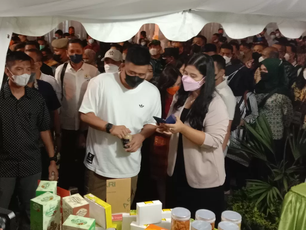 Wali Kota Medan, Bobby Nasution bersama sang istri di Pekan Kuliner Kondang UMKM Medan. (Photo/Indozone.id/M. Rio Fani)