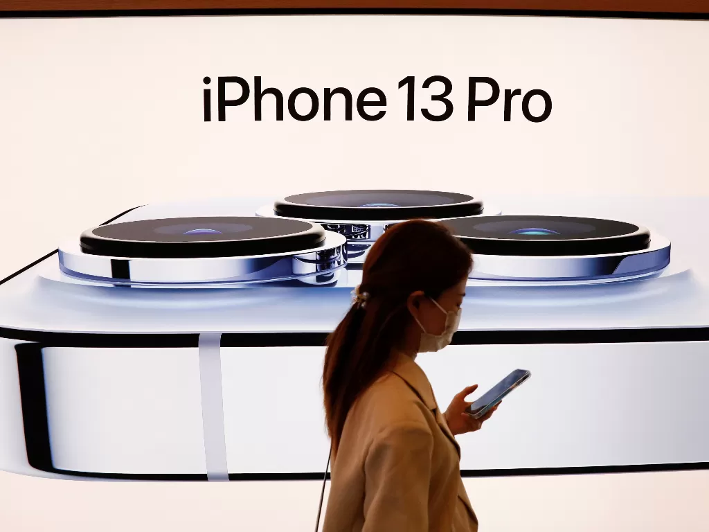 Toko Apple yang menjual iPhone 13 Pro di Beijing (REUTERS/Carlos Garcia Rawlins)