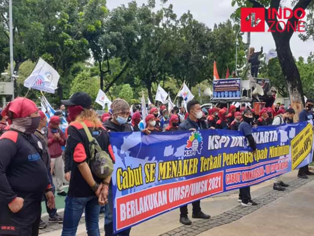 Massa geruduk Balai Kota jelang pengumuman UMP DKI Jakarta 2022. (INDOZONE/Sarah Hutagaol)