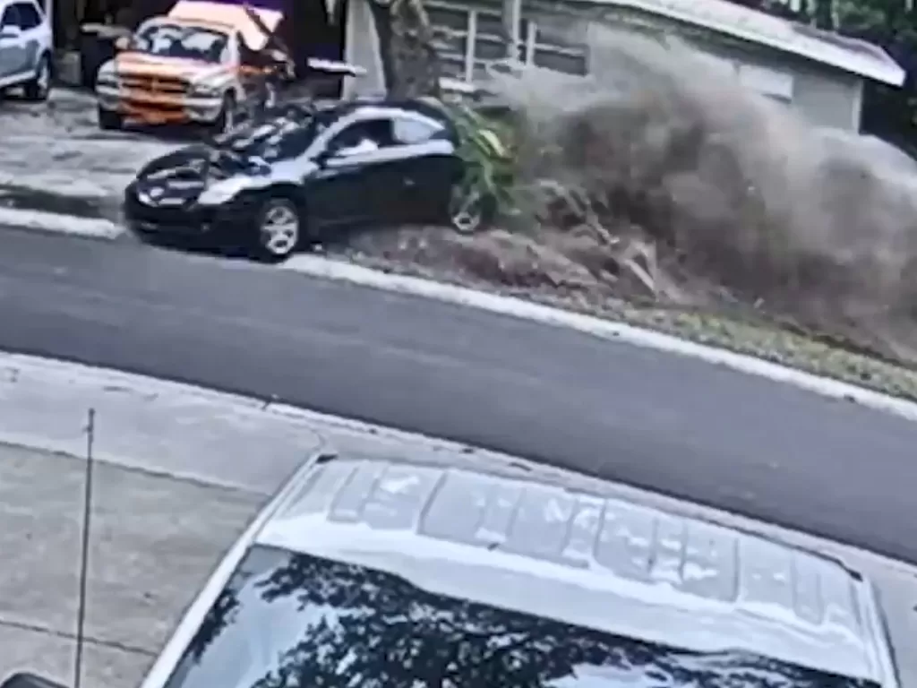 Pengemudi Nissan Altima yang rusaki halaman rumah warga di Florida (Source: YouTube - FOX 13 Tampa Bay)