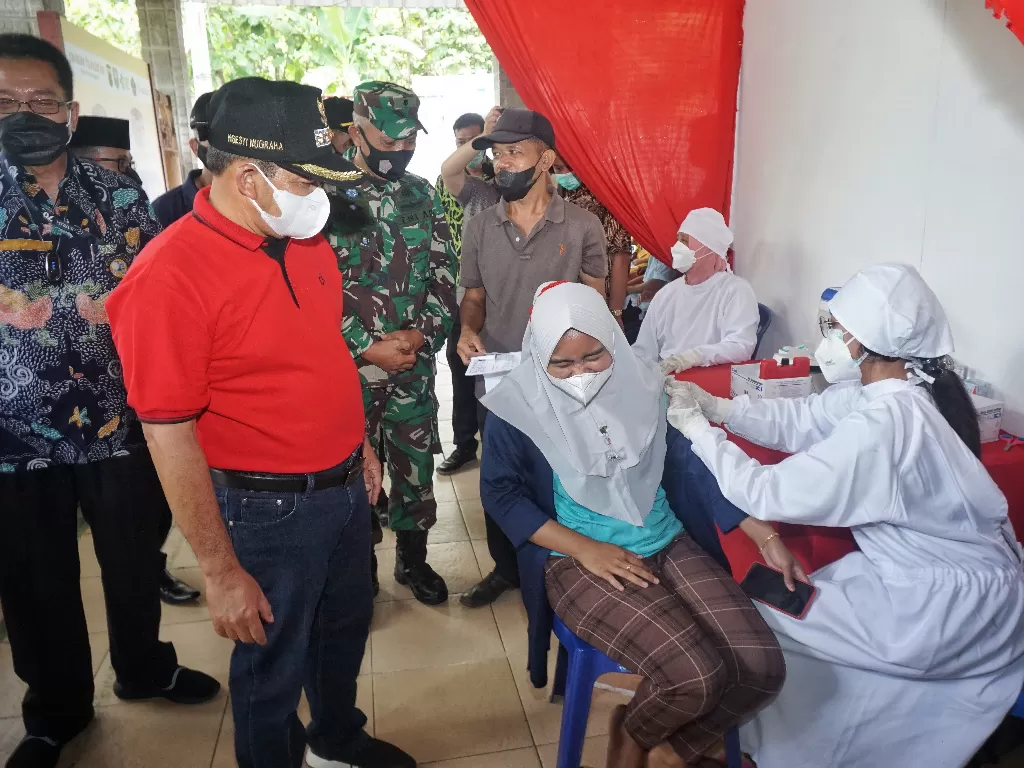 Bupati Semarang, H Ngesti Nugraha,dan jajaran memantau program vaksinasi di Balai Desa Watuagung, Tuntang, Jumat (19/11/2021). (Dok. Megapro),