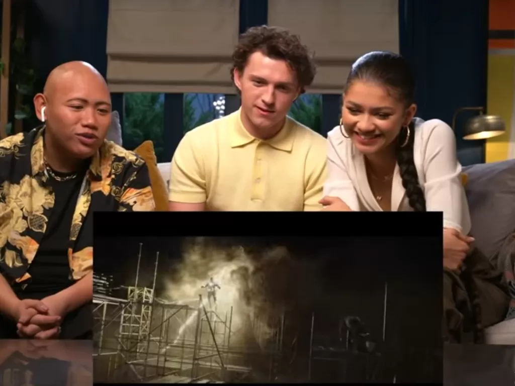 Tom Holland (tengah) saat menonton trailer Spiderman No Way Home bersama Zendaya (kanan) dan Jacob Batalon (kiri). (Youtube/Marvel Entertainment).