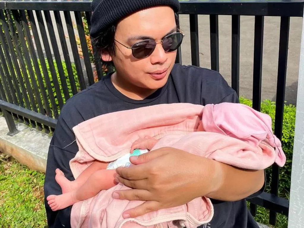 Natta Reza temani anaknya berjemur. (Instagram/@natta_reza)