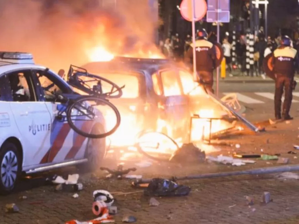 Bentrokan polisi dengan warga di Belanda. (Twitter/@Plakplaat63)